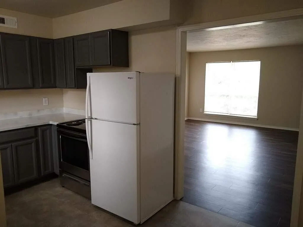 2 bed, 750 sqft, $850 — Photo 3