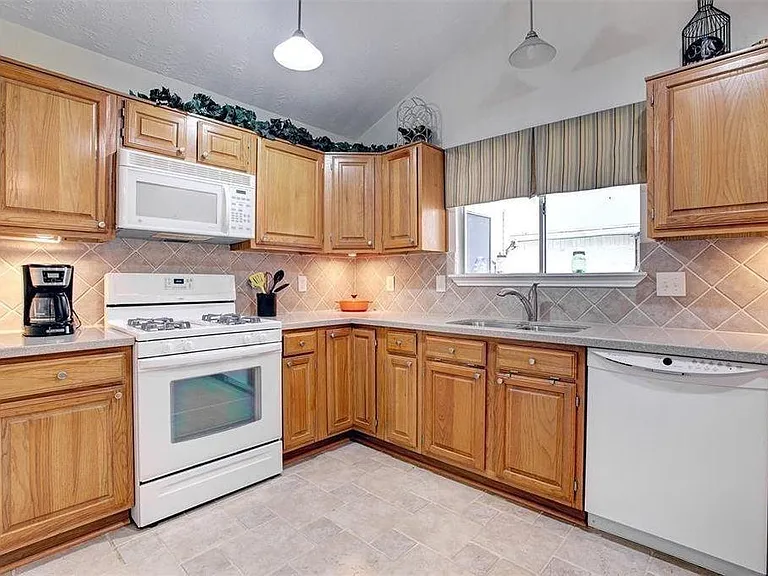 3515 Meadowcrest Ln — Photo 9