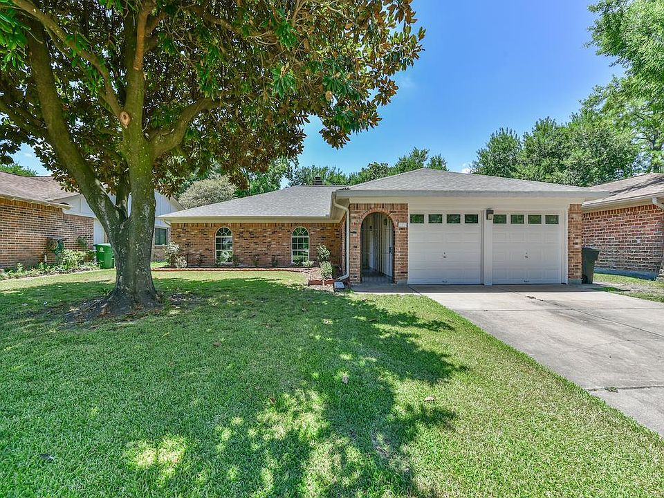 1st image of 15914 La Avenida Dr