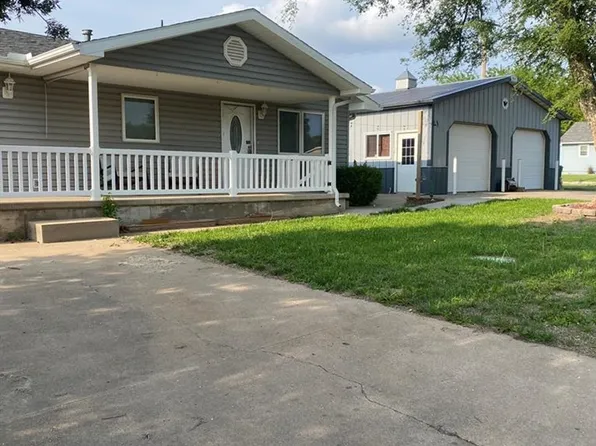 760 W 3rd St, Hoisington, KS 67544