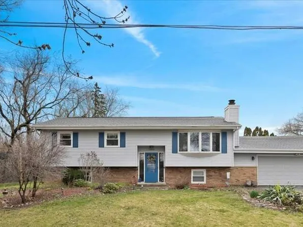 1506 Sunnyside Dr, Johnsburg, IL 60051