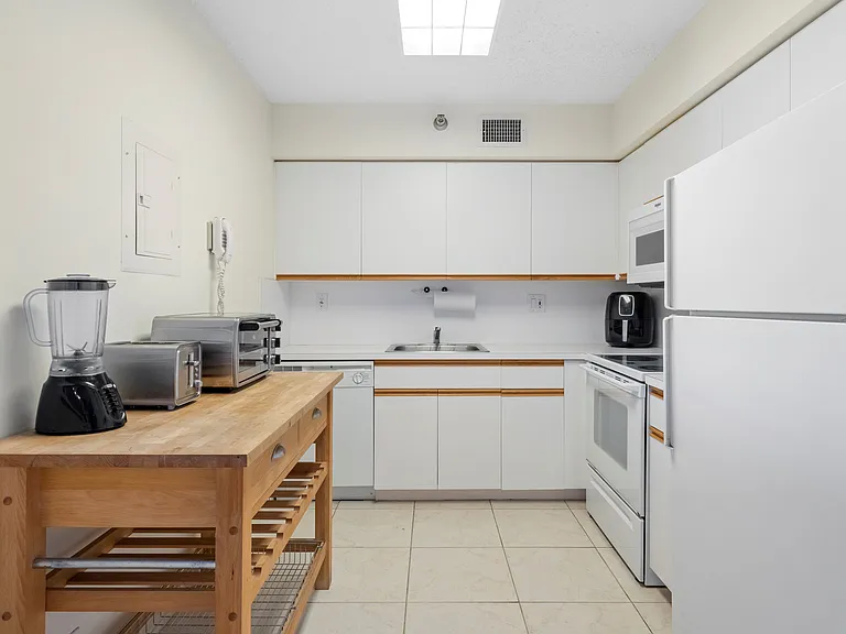3400 NE 192nd St #1810 — Photo 8
