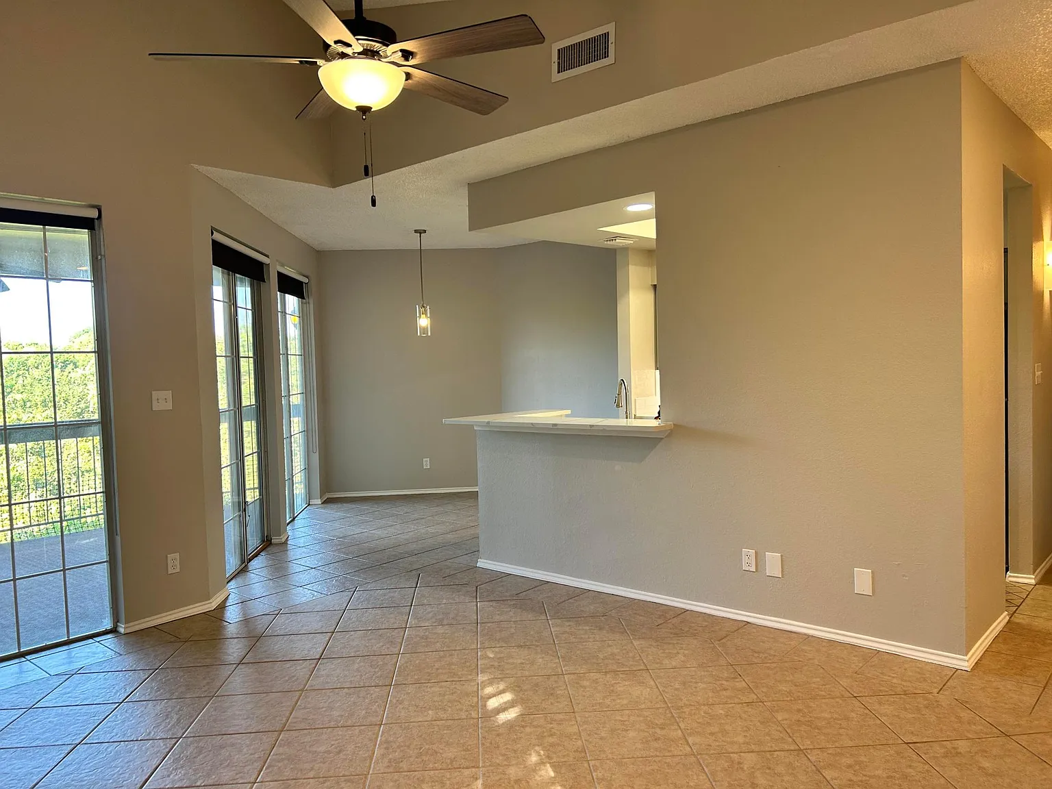 2 bed, 920 sqft, $1,600 — Photo 3