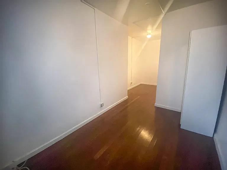 233 E 14th St #2 — Photo 9