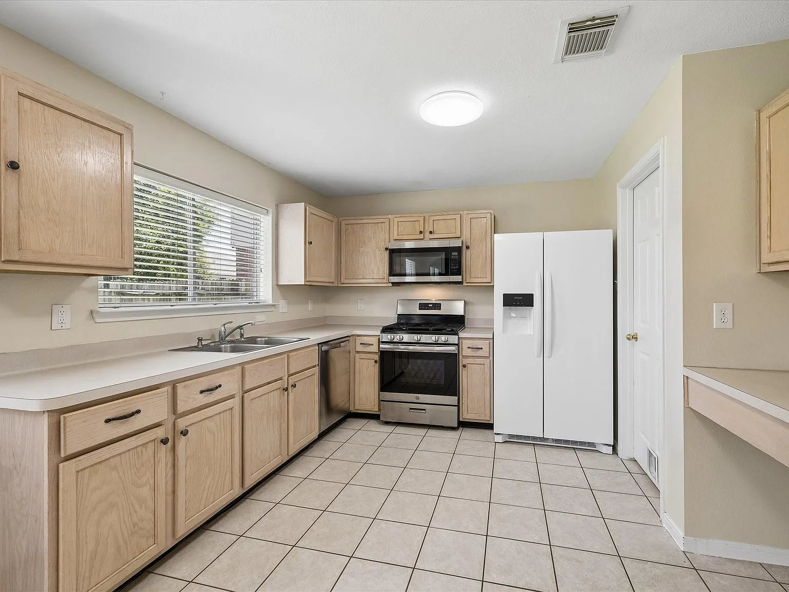 3 bed, 2.5 bath, 2085 sqft, $1,895 — Photo 3