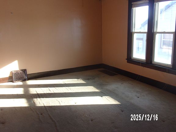 5th image of 816 S 5th St