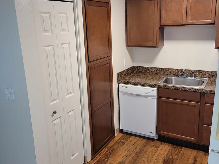 The Oaks Apartments — Photo 25