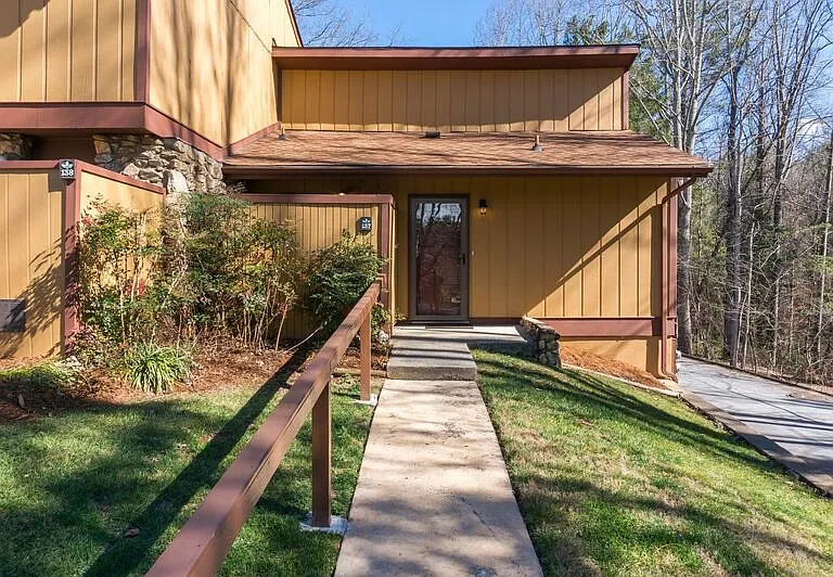 137 Colony Dr — Photo 2
