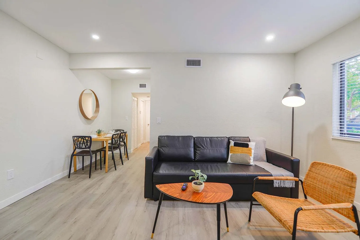 1 bed, 1.0 bath, 635 sqft, $2,194 — Photo 1