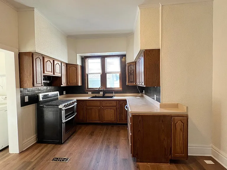 539 W Jefferson St — Photo 2