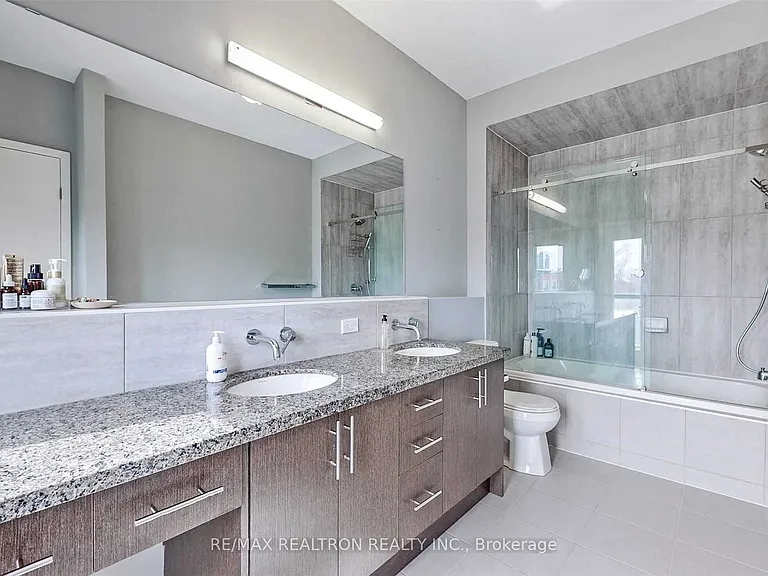 76 Genuine Ln — Photo 25