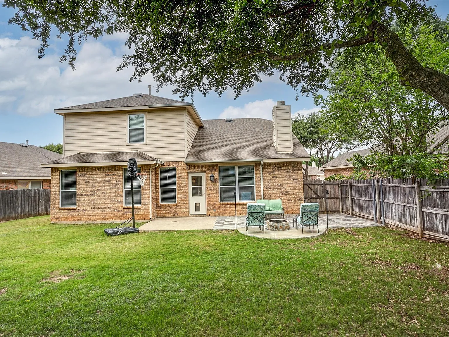 4 bed, 2.5 bath, 2278 sqft, $2,650 — Photo 2