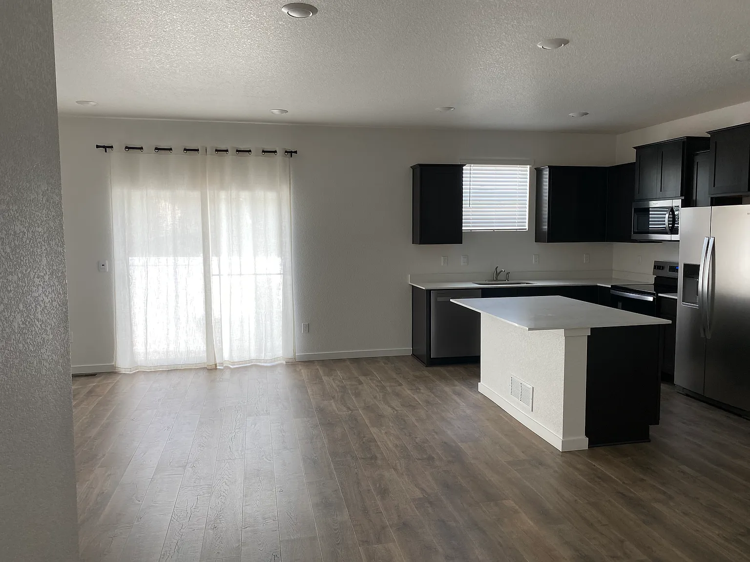 3 bed, 2.5 bath, 1476 sqft, $2,400 — Photo 2