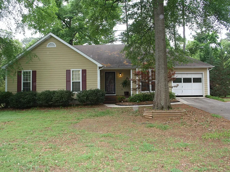 152 Stonybrook Dr — Photo 1