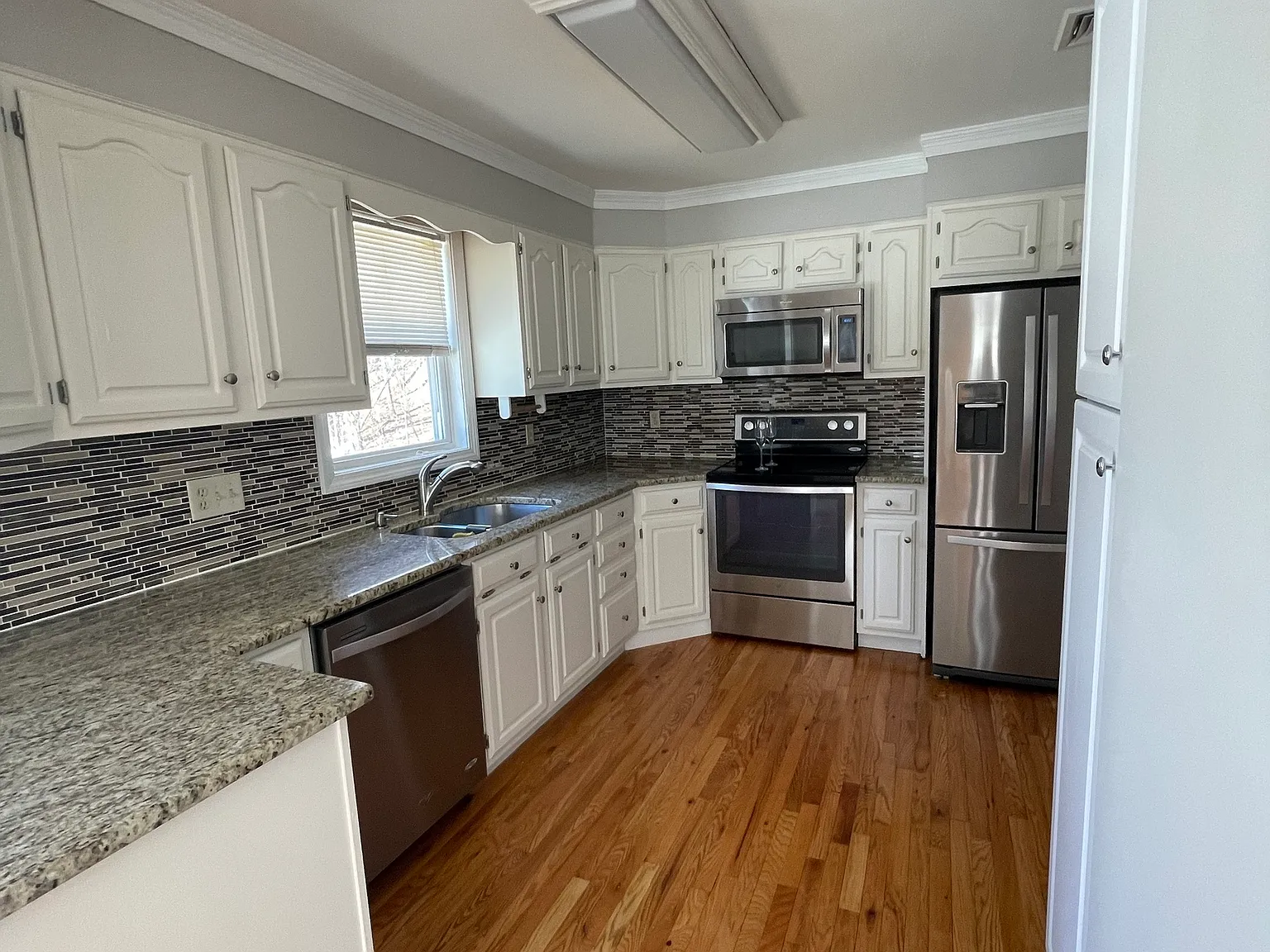 3 bed, 2.0 bath, 2376 sqft, $3,950 — Photo 3