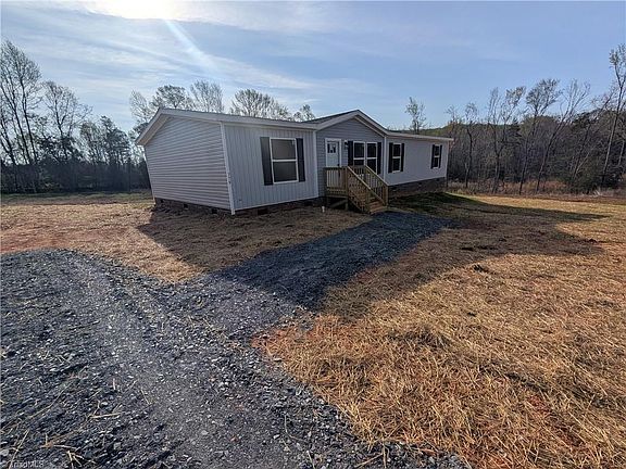 3rd image of 779 Iron Mountain Rd