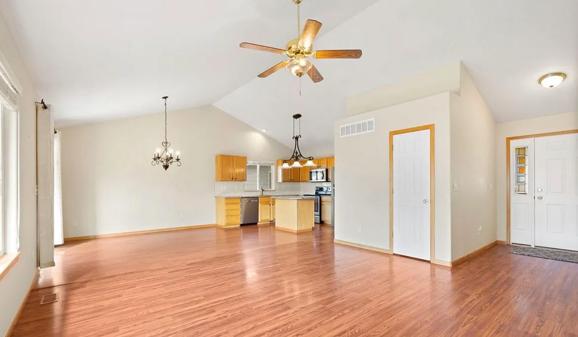 4 bed, 2748 sqft, $2,800 — Photo 4