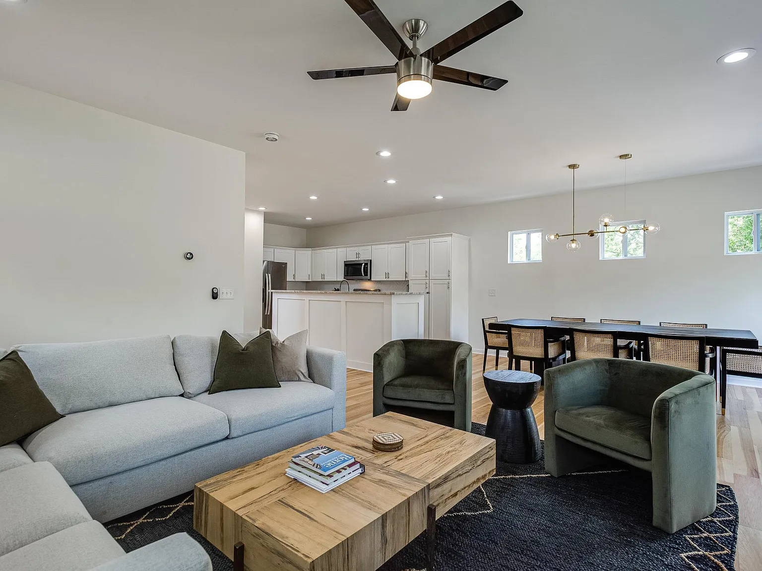4 bed, 2.5 bath, 2025 sqft, $3,180 — Photo 4