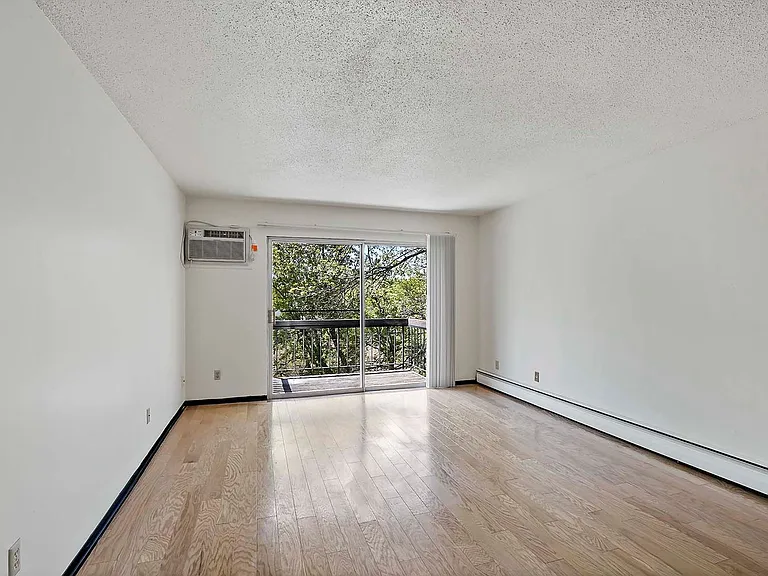 Winnetka Village Apts — Photo 41