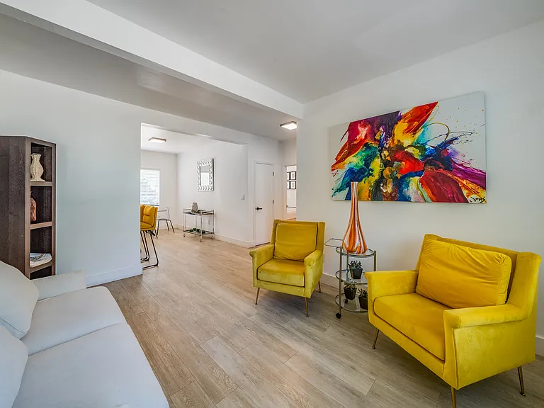 2 Bedroom / 2 Bathroom Apartment Living Room
