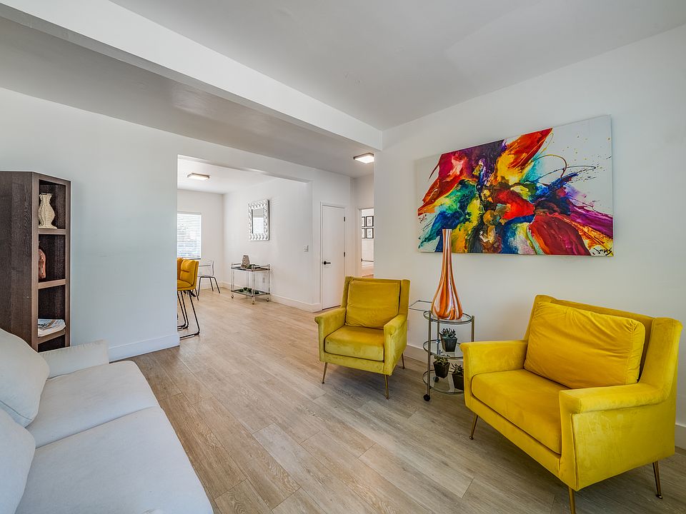 2 BD, 2 BA LIVING ROOM.