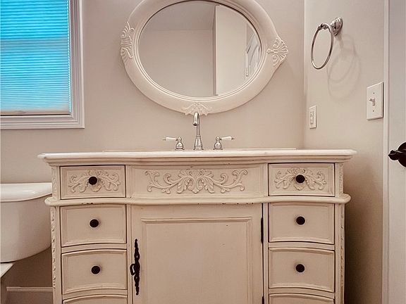 3rd image of 675 Bridle Ct