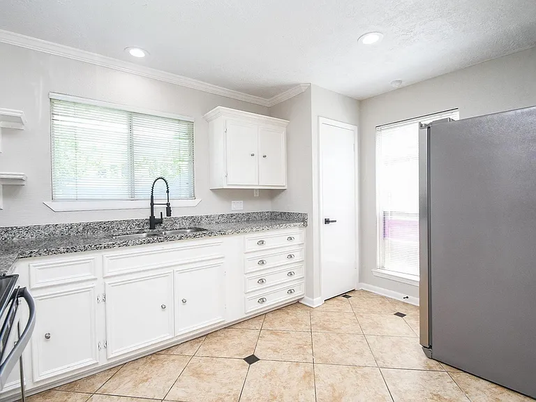 6906 Grant Dr — Photo 9