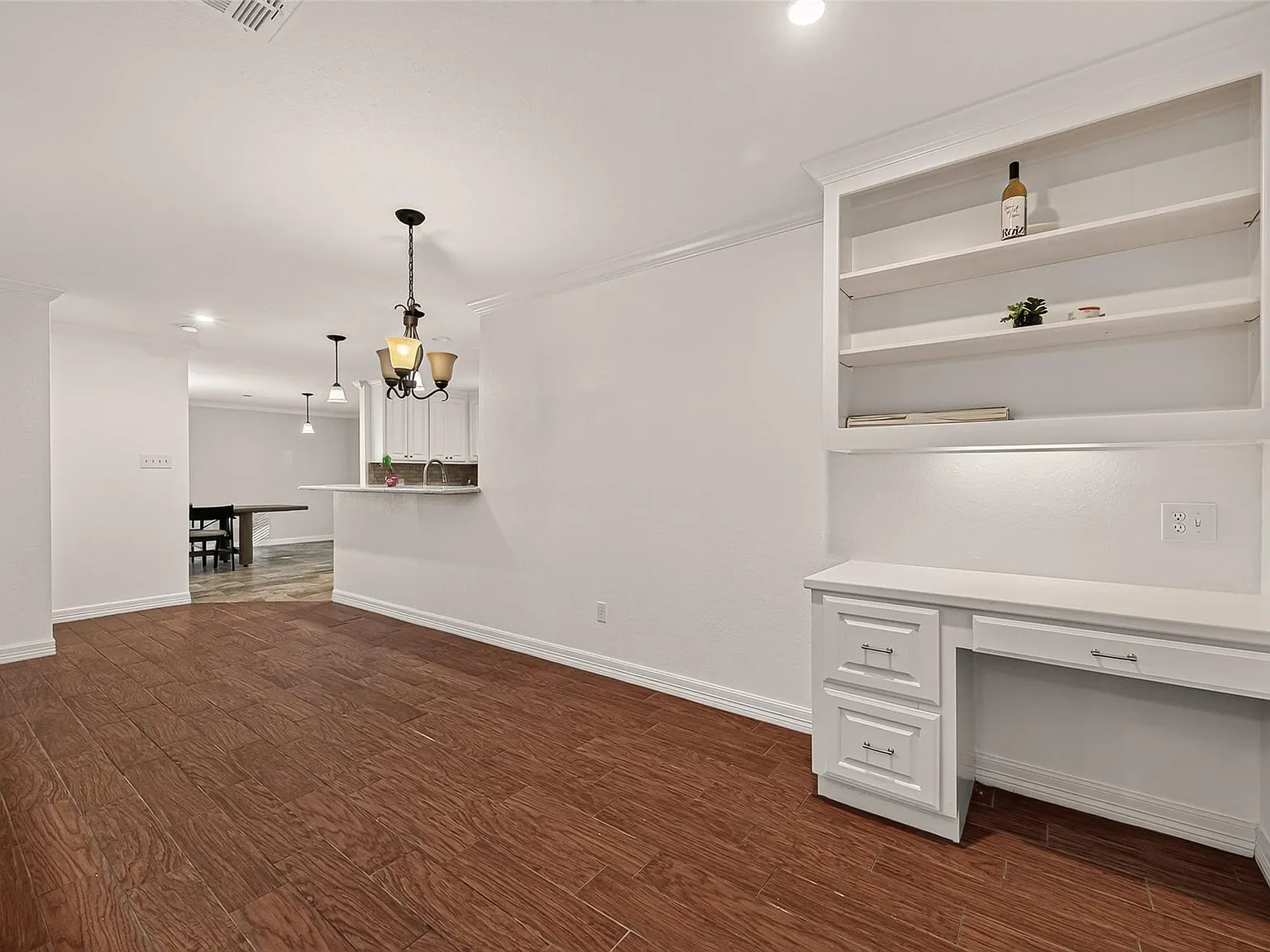 4 bed, 2.0 bath, 2502 sqft, $2,600 — Photo 4