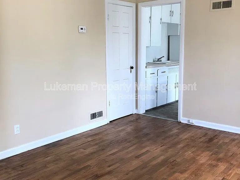 1410 Oak St #1 — Photo 8