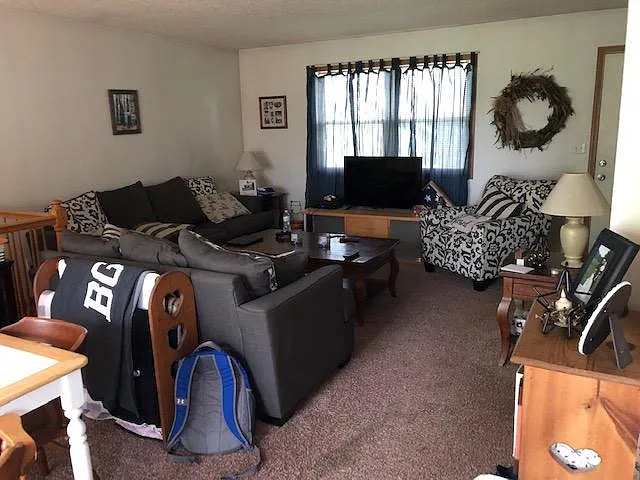 3 bed, 1000 sqft, $1,650 — Photo 2