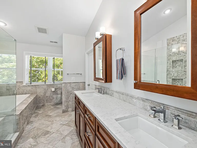 1604 N Edgewood St — Photo 32