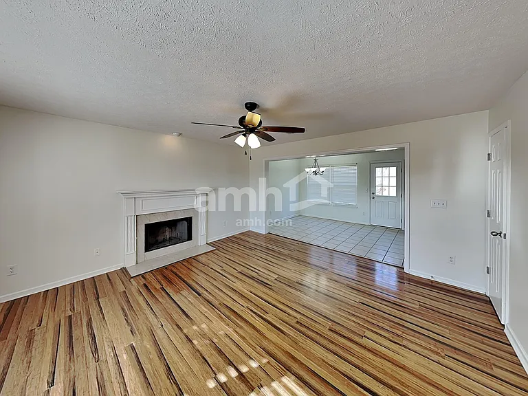 2126 Burgess Ln — Photo 6