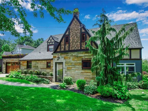 5806 Lakecrest Dr, Lake View, NY 14085