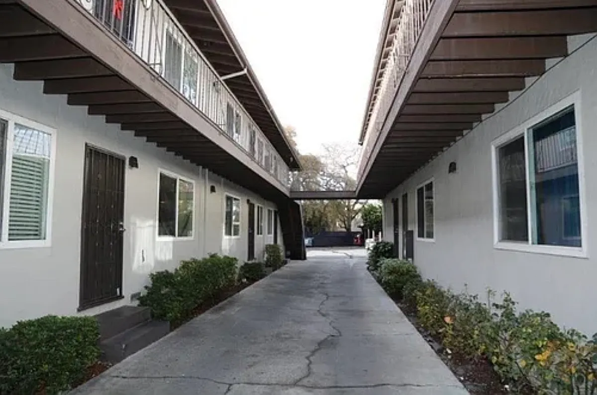 Photo 2 of 7 - 552 Geneva Ave #5 - Redwood City, CA Building Photo - 552 Geneva Ave #5