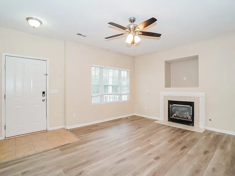 807 Summerville Dr — Photo 5