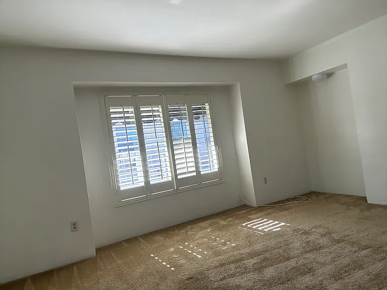 390 Park Ave — Photo 4