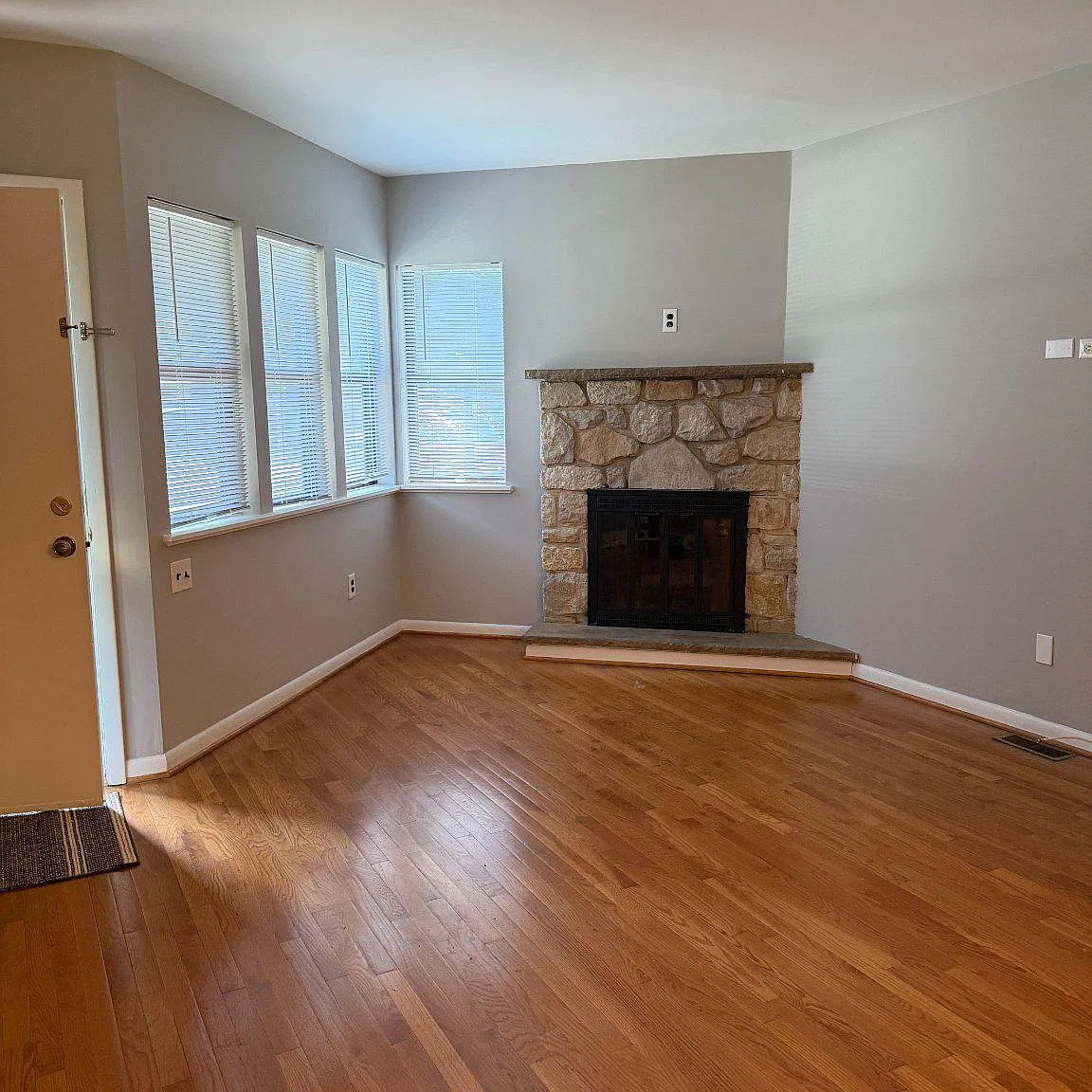3 bed, 2.5 bath, 1421 sqft, $2,600 — Photo 2
