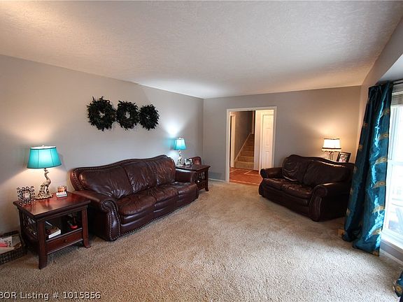 4th image of 704 E Skyline Dr