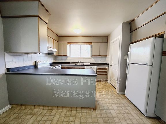 3rd image of 5220 97a Ave NW