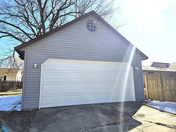 3rd image of 252 East Washington STREET