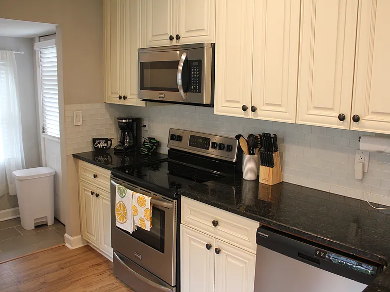 1155 Avondale Ave SE — Photo 2