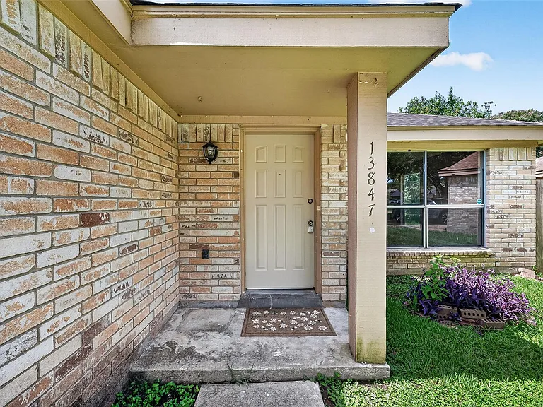 13847 Cherry Hollow Ln — Photo 6