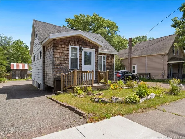 49 McSweeney Ave, Moncton, NB E1C 7C6
