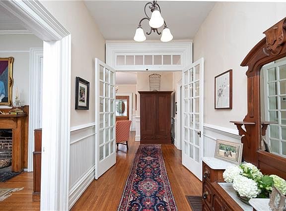 3rd image of 8 College St