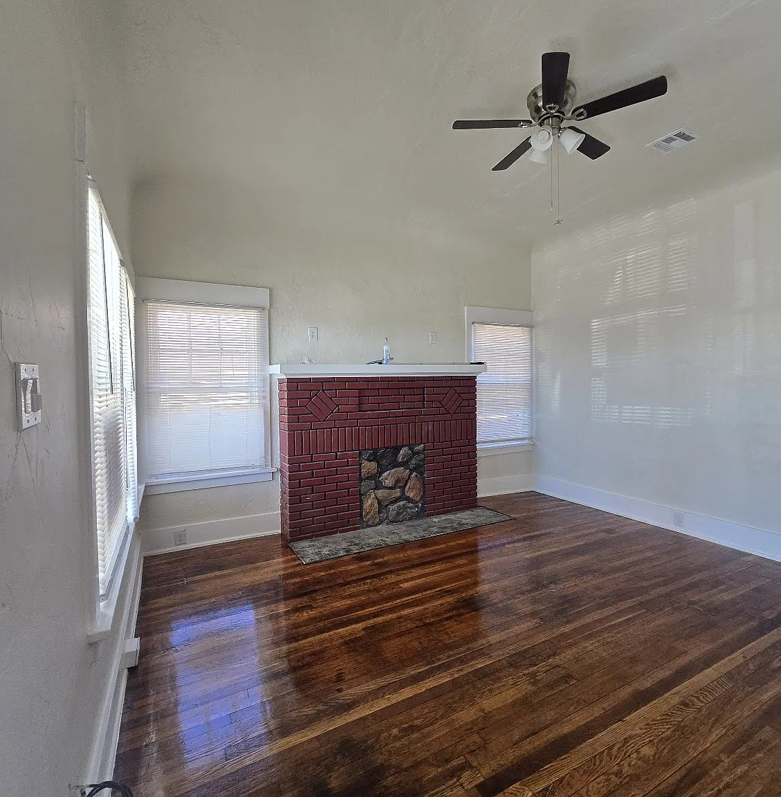 2 bed, 960 sqft, $1,350 — Photo 2