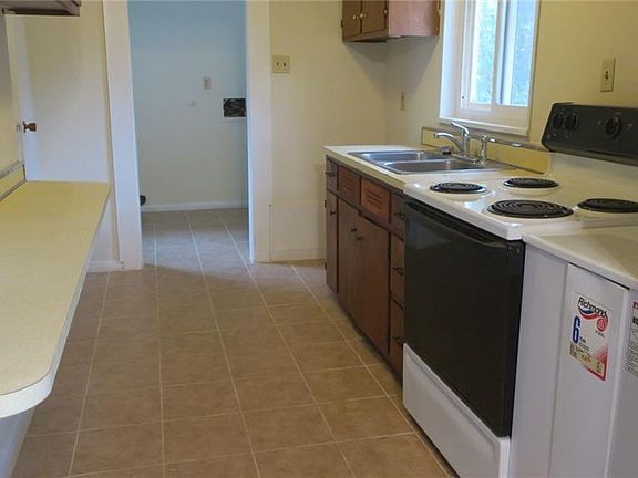 2nd image of 139 Maxwell Ln