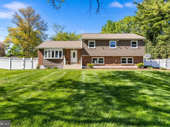 28 Bayberry Rd, Ewing, NJ 08618