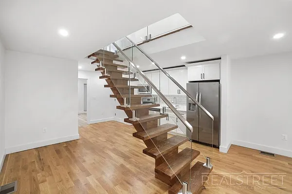 Rented by Real Street Inc | media 16