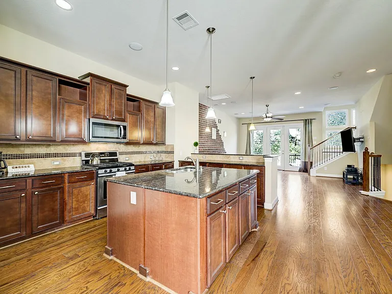 1305 Delano St — Photo 3