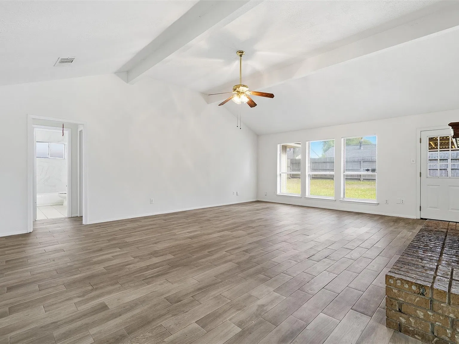 3 bed, 2.0 bath, 1641 sqft, $2,200 — Photo 4